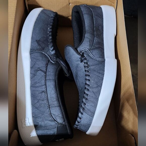 DC Villian 2 Slip Ons - Picture 3 of 3